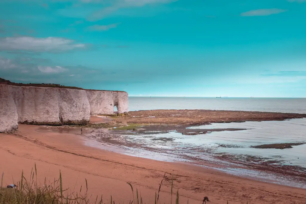 A beach cove on the walk from Margate to Ramsgate, next to white cliffs and an arch.
