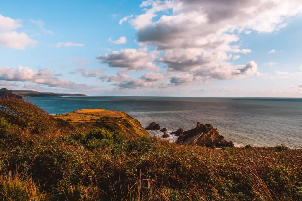 A view down to the sea and rocks sticking out of the water on the hike from Lulworth Cove.