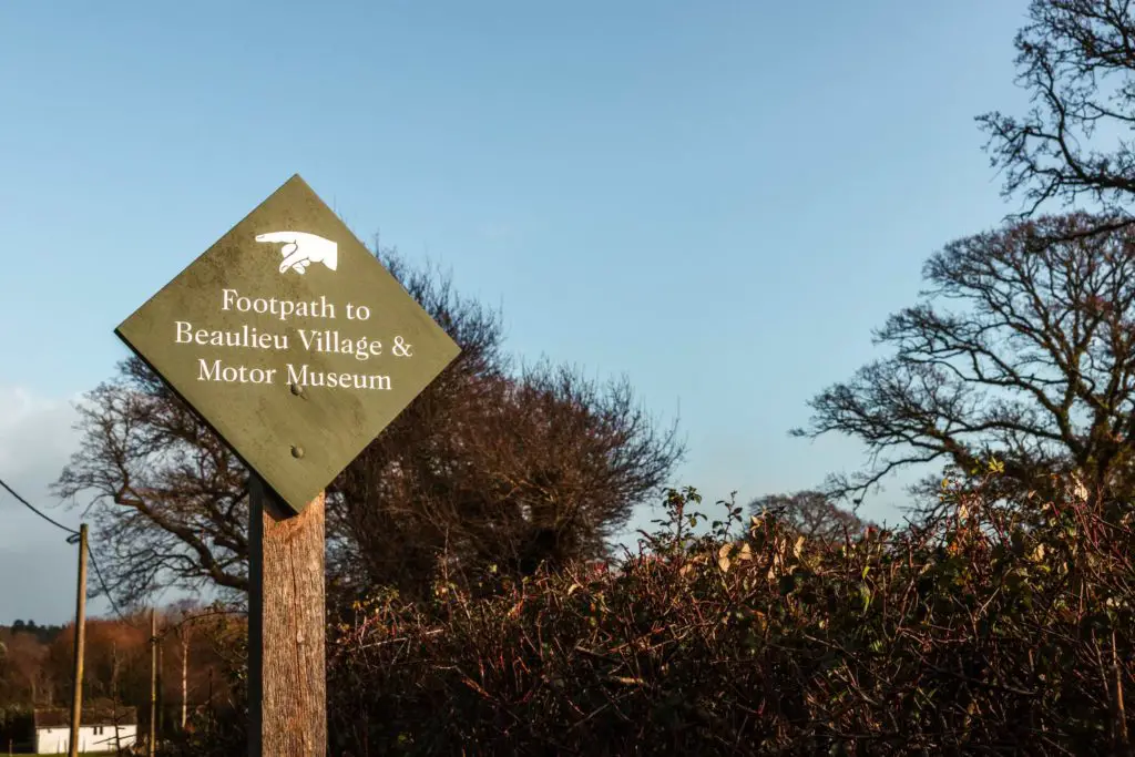 Signage pointing the way to Beaulieu.