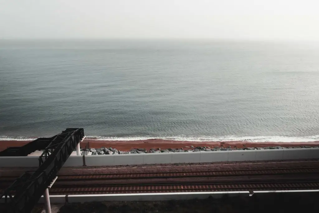 The railway line running next to the ocean in Dover.