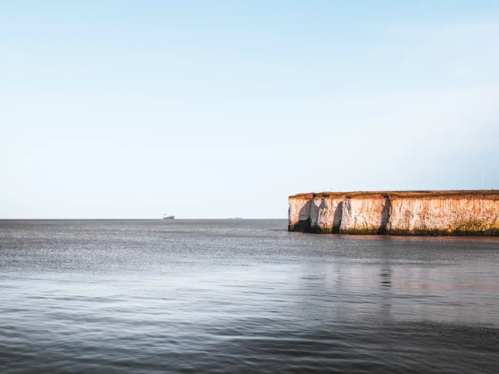 The sea with the white cliffs protruding from the left along the walk from Herne Bay to Margate.
