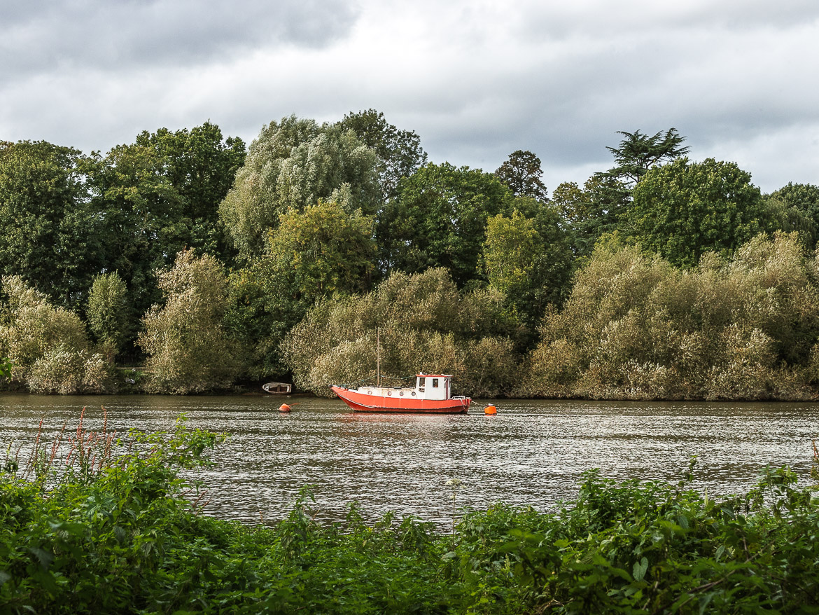 The Thames Path River Walk From Richmond To Hampton Court Via