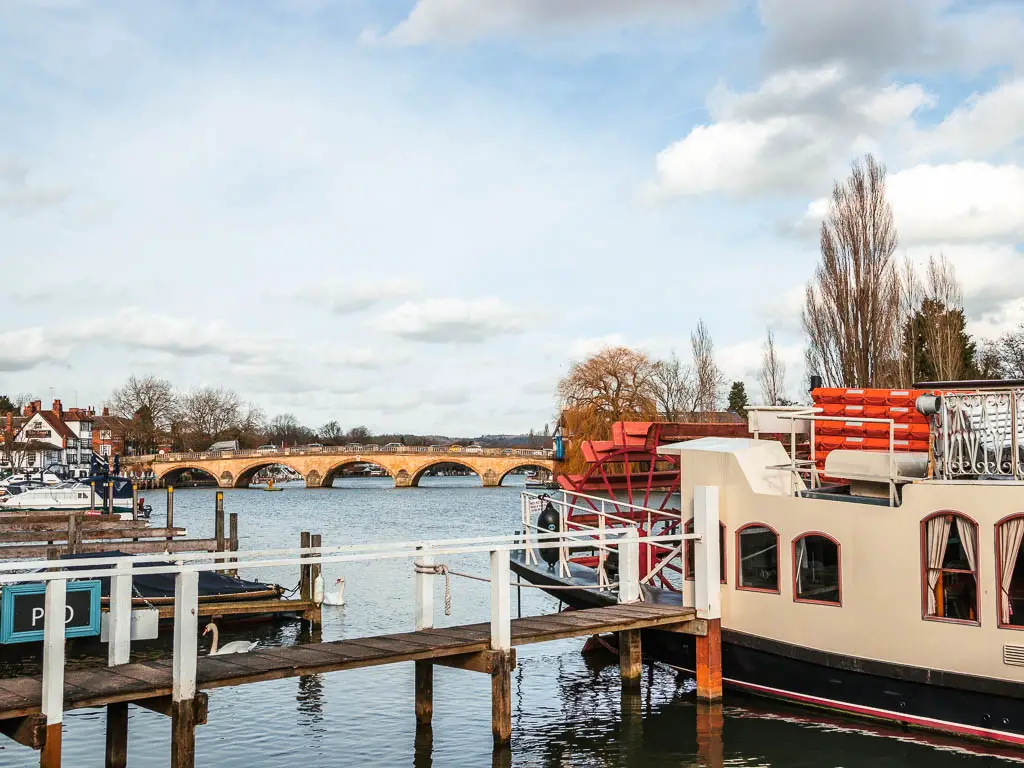 Looking across the pier down the river to Henley bridge.