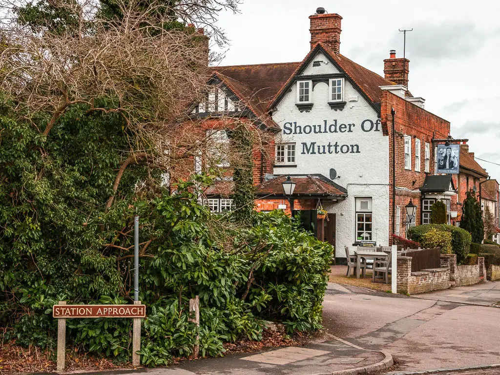 The white facade of a pub with a red roof at the start of the circular walk from Wendover towards Coombe hill and Beacon Hill.