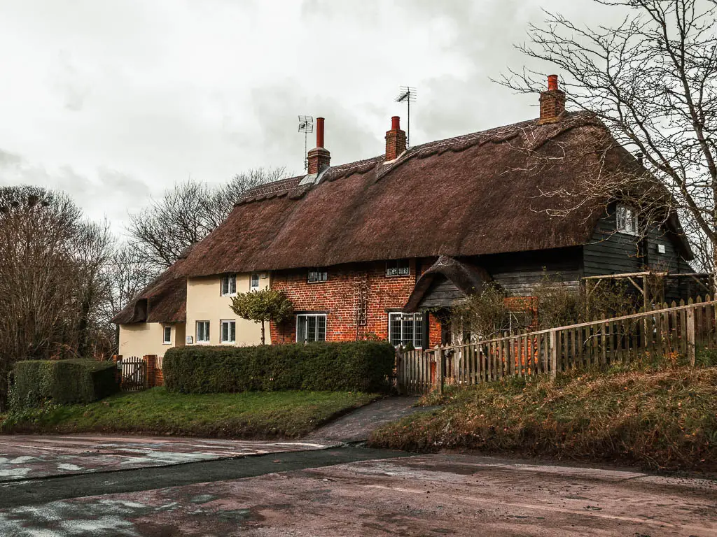 A thatched roof cottage on the walk from Wendover towards Beacon Hill.