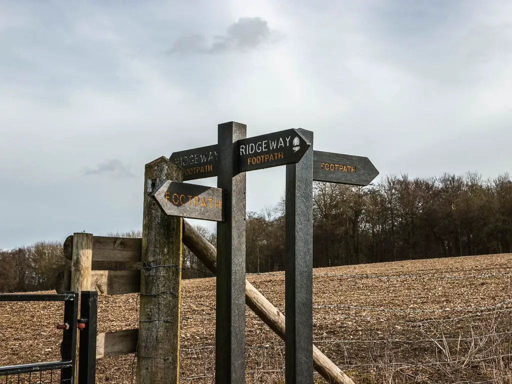 A black wooden signpost marking the Ridgeway trail on the circular walk from Wendover to Coombe hill, Beacon hill and Whiteleaf Hill. 