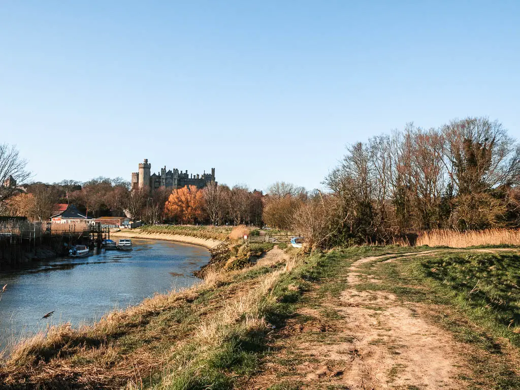 The ridge trail with the River Arun to the left and Arundel Castle ahead at the end of the walk from Amberley.