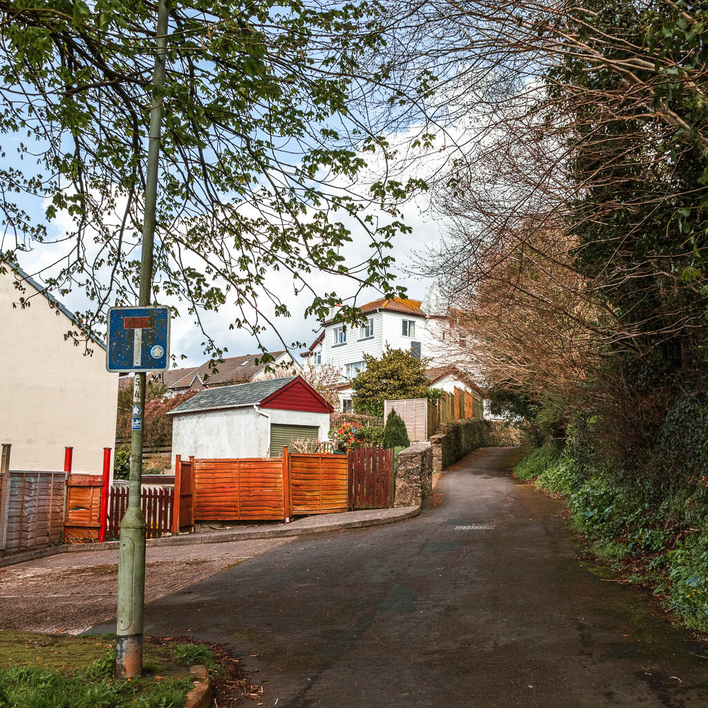 A road leading up to some houses.