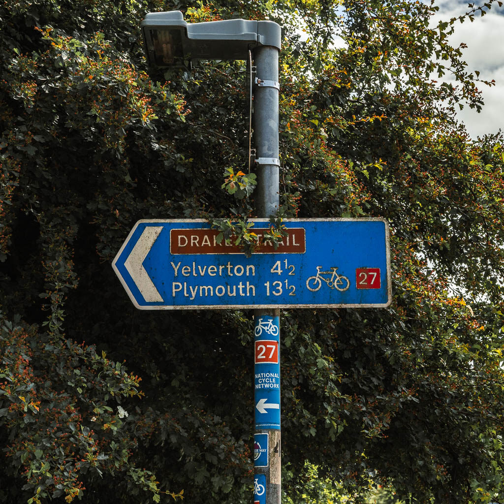 A blue signpost which says Drakes Trail, at the start of the walk out of Tavistock.