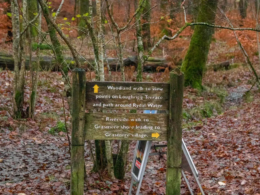 A wooden signpost pointing to rydal water and to Grasmere.