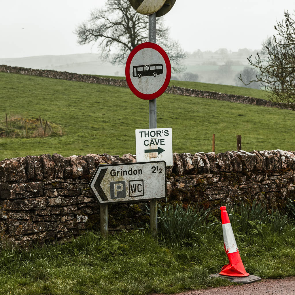 A sign with an arrow pointing the way to walk to Thor's Cave.