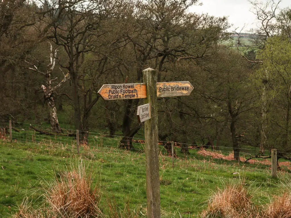 A wooden trail signpost pointing left to walk to Druid's Temple.