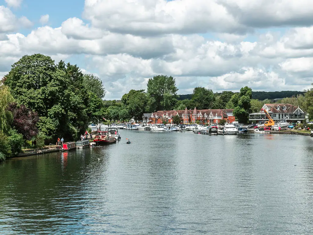 Looking down along the river to boats and houses further along, partway through the walk from Marlow to Maidenhead. 